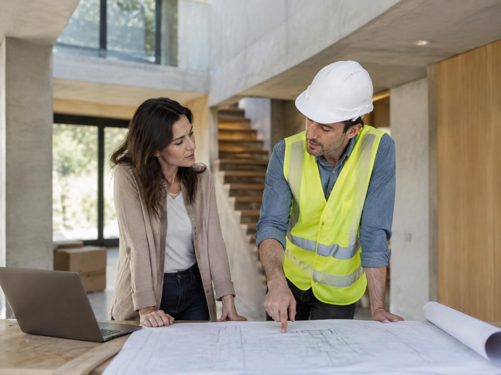 Engenheiro apresentando o planejamento de uma obra residencial