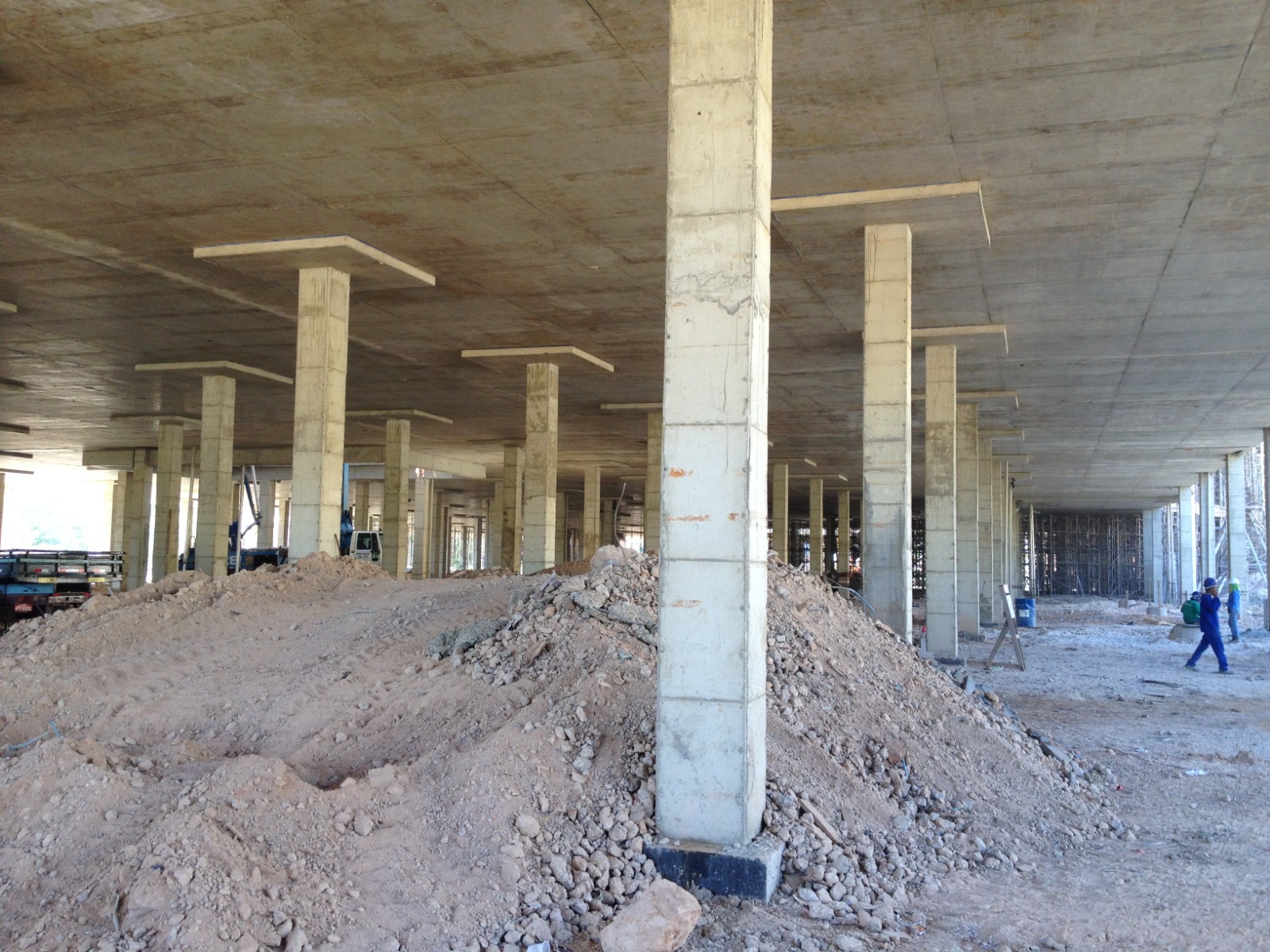 Pilares e laje de concreto em obra de grande porte
