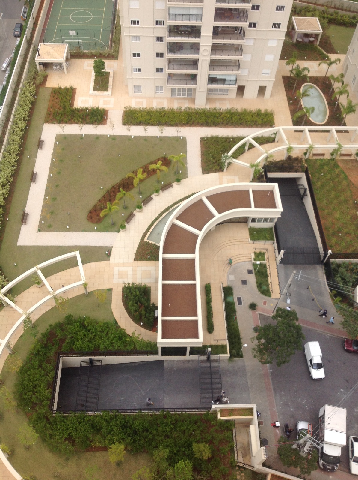 Vista aérea de condomínio com jardins, caminhos e áreas de convivência