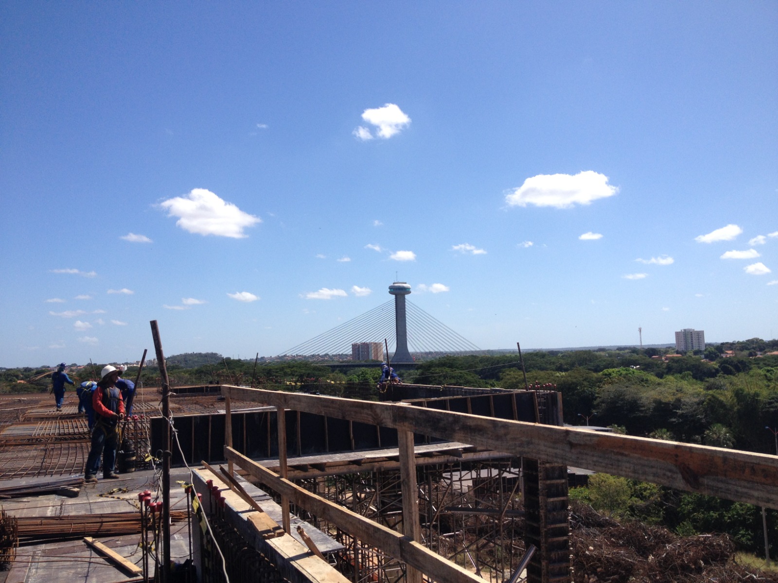 Estrutura em execução com vista para a paisagem urbana